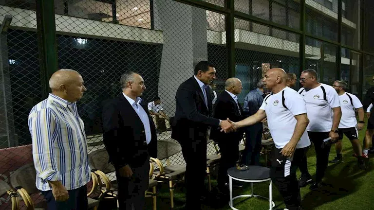 وزير الشباب والرياضة يدعم منتخب مصر قبل مواجهة أنجولا بالصور