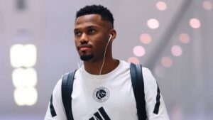 النصر يفقد خدمات أيمن يحيى 14 يوماً بسبب الإصابة