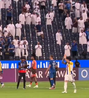 جانغ يوجه تحية خاصة لجماهير الهلال عقب مواجهة الغرافة جانغ يوجه تحية خاصة لجماهير الهلال عقب مواجهة الغرافة