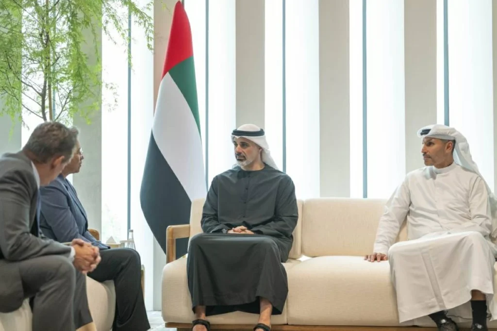 خالد بن محمد بن زايد يبحث تعزيز التعاون في مجال الذكاء الاصطناعي مع رئيس شركة «إي إم دي»