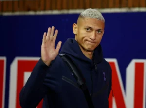 ريتشارليسون يقترب من الانضمام إلى محمد صلاح في طرابزون سبور عقب رحيل المدرب
