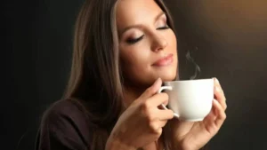 دراسة تحذر النساء من الإفراط في القهوة وتكشف عن البديل الأفضل لصحة العظام