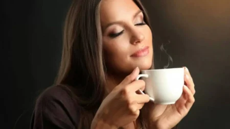 دراسة تحذر النساء من الإفراط في القهوة وتكشف عن البديل الأفضل لصحة العظام