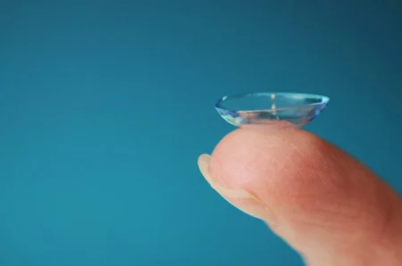 مخاطر الاستحمام بالعدسات اللاصقة: أعراض تنذر بالإصابة بعدوى قد تؤدي للعمى