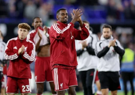 ليفربول يحقق فوزه الأول تحت قيادة إيراولا في مباراة تألق فيها إيساك