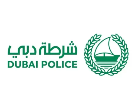 شرطة دبي تعيد طفلة تائهة إلى ذويها في غضون نصف ساعة شرطة دبي تعيد طفلة تائهة إلى ذويها في غضون نصف ساعة