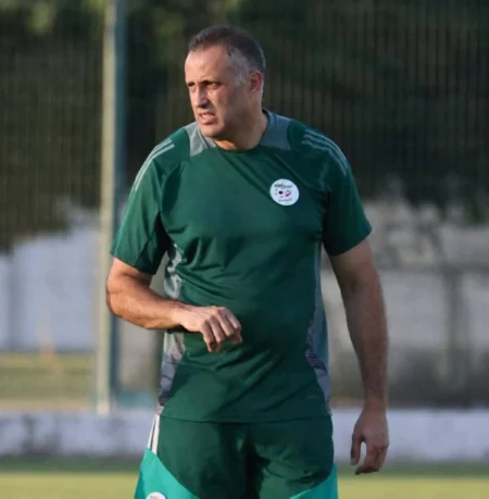 إبراهيم حمداني يتولى تدريب المنتخب الجزائري