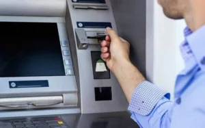 أزمة أجهزة الإيداع النقدي ترهق عملاء البنوك