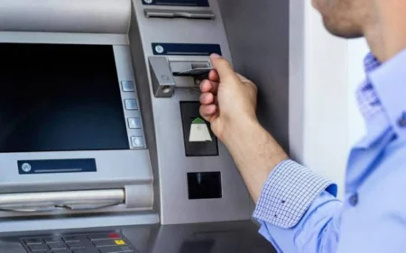 أزمة أجهزة الإيداع النقدي ترهق عملاء البنوك