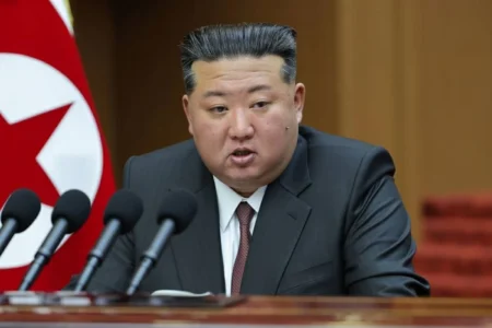كيم جونغ أون يشهد مراسم تدشين مدمرة جديدة في كوريا الشمالية