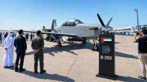 طائرة «بدر 250» الإماراتية تخطف الأنظار في معرض «العلمين للطيران»