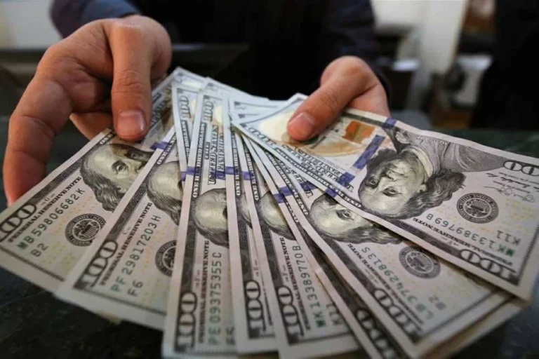 الدولار يتخطى حاجز الـ 52 جنيهاً في تعاملات اليوم الثلاثاء 15 سبتمبر 2026