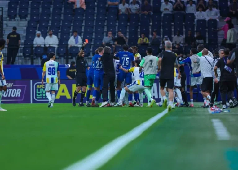 طرد سامرفيل وبن ناصر عقب شجار عنيف في مباراة الهلال والغرافة