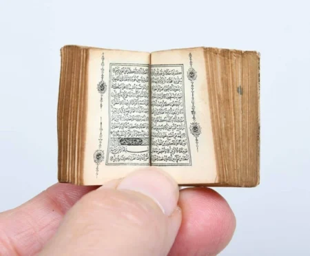 مصحف مصغر يعود لـ 130 عاماً يخطف الأنظار في معرض أبوظبي للكتاب