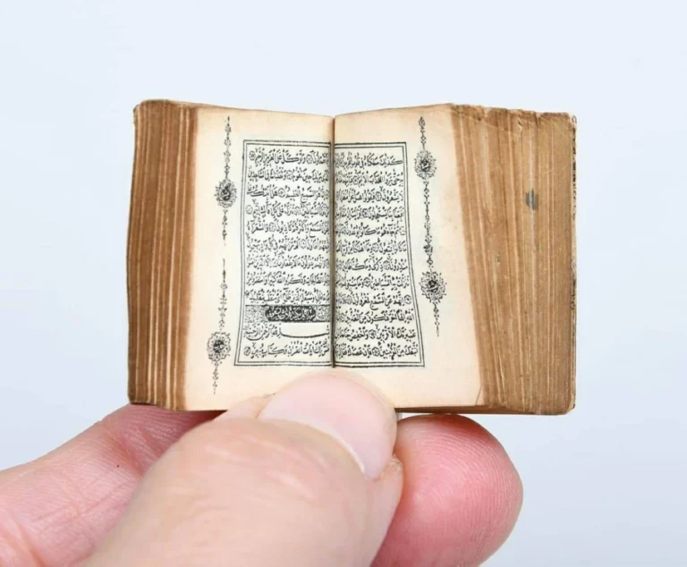مصحف مصغر يعود لـ 130 عاماً يخطف الأنظار في معرض أبوظبي للكتاب