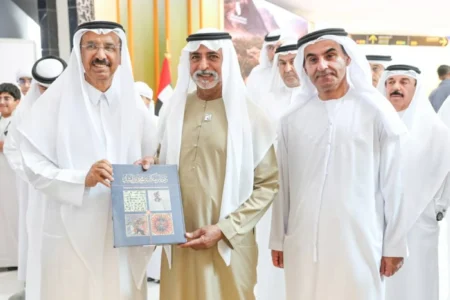 نهيان بن مبارك يتفقد معرض أبوظبي الدولي للكتاب
