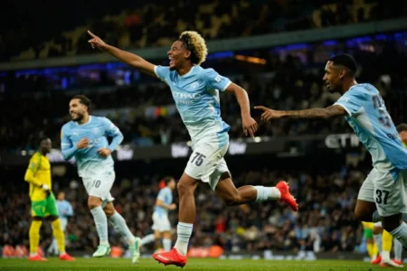 بداية نارية للاعب مانشستر سيتي الصاعد بتسجيله هدفين في أول ظهور له بداية نارية للاعب مانشستر سيتي الصاعد بتسجيله هدفين في أول ظهور له