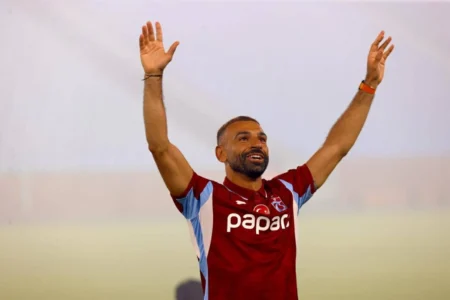محمد صلاح يقود طرابزون لفوز تاريخي على غلطة سراي بتسجيله «هاتريك» وصناعته هدفاً محمد صلاح يقود طرابزون لفوز تاريخي على غلطة سراي بتسجيله «هاتريك» وصناعته هدفاً