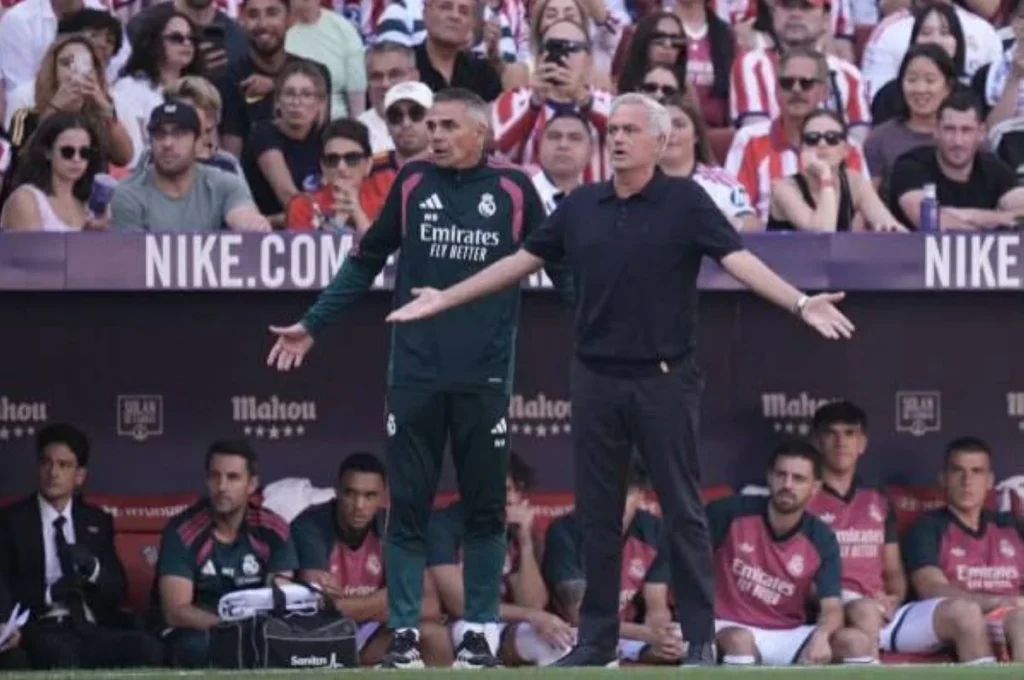 مورينيو يثير الجدل عقب خسارة ديربي مدريد: كان يجب أن يكمل الخصم المباراة بـ 9 لاعبين مورينيو يثير الجدل عقب خسارة ديربي مدريد: كان يجب أن يكمل الخصم المباراة بـ 9 لاعبين