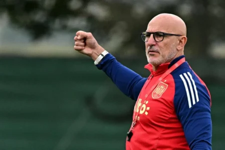 رسمياً: تجديد عقد دي لا فوينتي مع منتخب إسبانيا حتى عام 2032