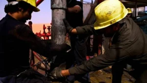 مسلحون يغلقون صمام خط أنابيب النفط في حقل الشرارة الليبي