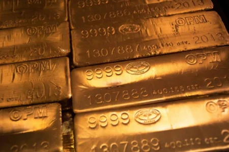 الذهب يهبط مع ترقب الأسواق لأسعار فائدة مرتفعة لفترة أطول