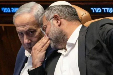 بن غفير يطمح لحقيبة الدفاع ومنافس نتنياهو يصفه بالمجرم بن غفير يطمح لحقيبة الدفاع ومنافس نتنياهو يصفه بالمجرم