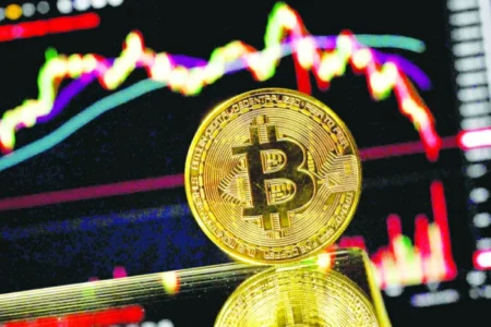 البيتكوين تتراجع إلى ما دون مستوى 85 ألف دولار