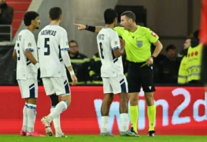 طرد مهاجم منتخب إسرائيل بعد احتفال مثير للجدل أمام النمسا