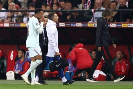 قلق في ريال مدريد إثر إصابة مبابي في الركبة
