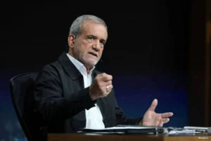 بزشكيان: خامنئي يؤيد المقترح الإيراني بشأن فتح مضيق هرمز