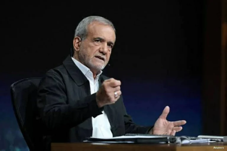 بزشكيان: خامنئي يؤيد المقترح الإيراني بشأن فتح مضيق هرمز بزشكيان: خامنئي يؤيد المقترح الإيراني بشأن فتح مضيق هرمز