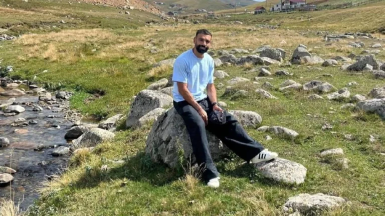 سرقة مقعد ولافتة تحمل اسم محمد صلاح في تركيا سرقة مقعد ولافتة تحمل اسم محمد صلاح في تركيا