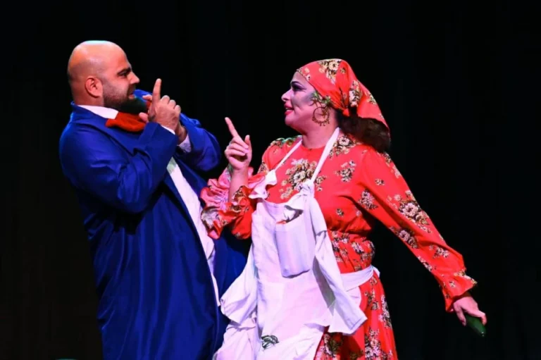 مهرجان كلباء للمسرحيات القصيرة يحلّق بجمهوره في فضاءات النصوص العالمية
