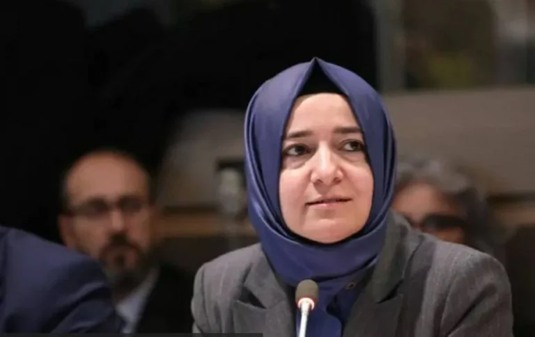 استقالة وزيرة تركية سابقة من الحزب الحاكم على خلفية تحقيق مالي
