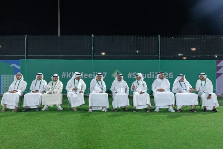 حمد بن خليفة يزور تدريبات المنتخب الإماراتي لكرة القدم حمد بن خليفة يزور تدريبات المنتخب الإماراتي لكرة القدم