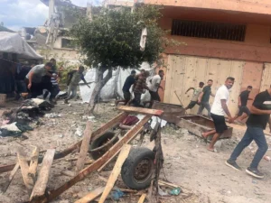 مقتل 5 فلسطينيين في غارة إسرائيلية استهدفت حافلة ركاب بقطاع غزة