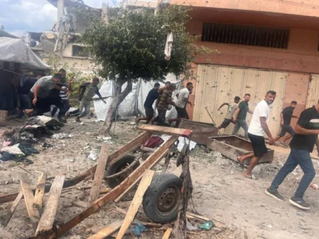 مقتل 5 فلسطينيين في غارة إسرائيلية استهدفت حافلة ركاب بقطاع غزة مقتل 5 فلسطينيين في غارة إسرائيلية استهدفت حافلة ركاب بقطاع غزة