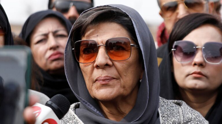 الشرطة الباكستانية تعتقل شقيقة عمران خان قبيل انطلاق مسيرة احتجاجية