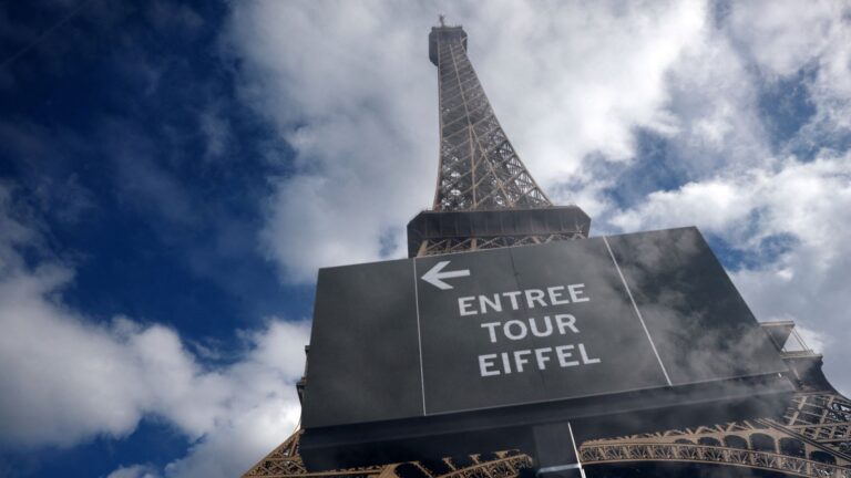 طرد موظفات من مكاتبهن في برج إيفل لإفساح المجال لزملائهن الرجال