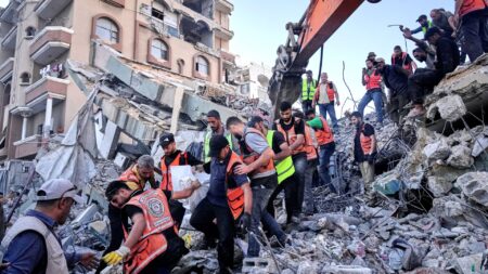 مقتل 20 شخصاً على الأقل وعشرات العالقين إثر انهيار مبنى متضرر من الحرب في غزة