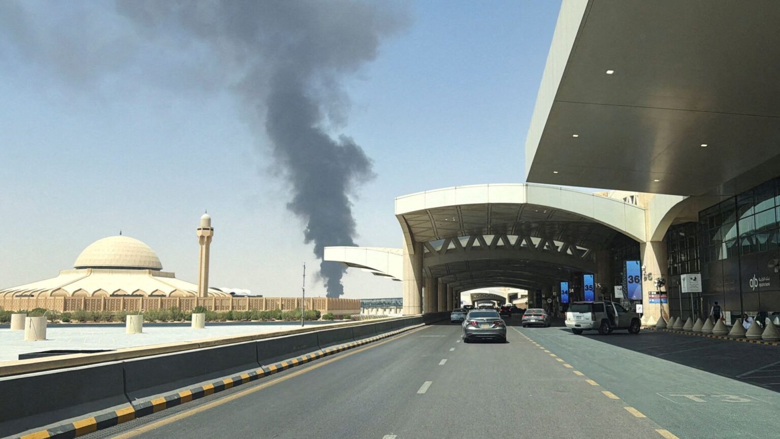 الحوثيون يعلنون استهداف الرياض بطائرة مسيرة تزامناً مع تصاعد أعمدة دخان قرب المطار