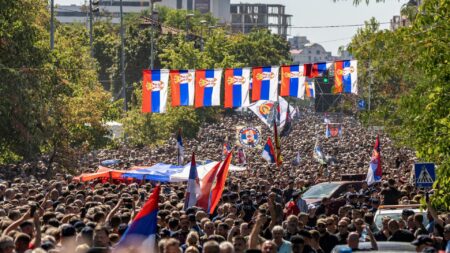 بريطانيا تستدعي دبلوماسياً صربياً على خلفية جنازة “سفاح البوسنة”