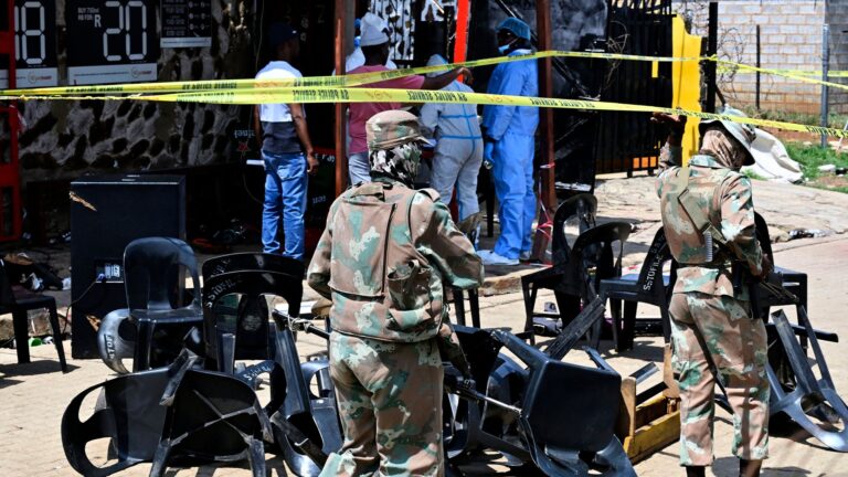مقتل 27 شخصاً على الأقل في حادثتي إطلاق نار بجنوب أفريقيا