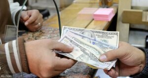 الجنيه المصري يتراجع إلى مستوى تاريخي أمام الدولار