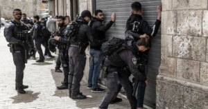 حملة مداهمات واعتقالات واسعة شمال غربي القدس