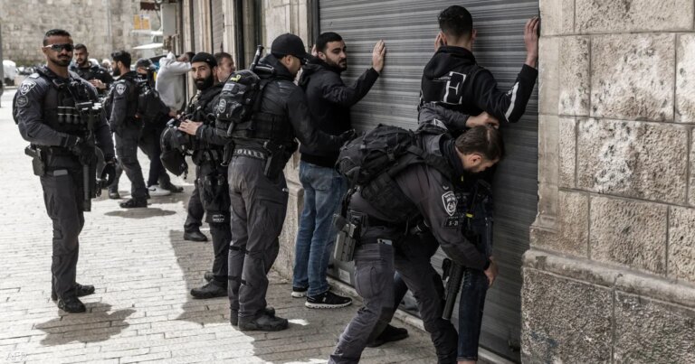 حملة مداهمات واعتقالات واسعة شمال غربي القدس