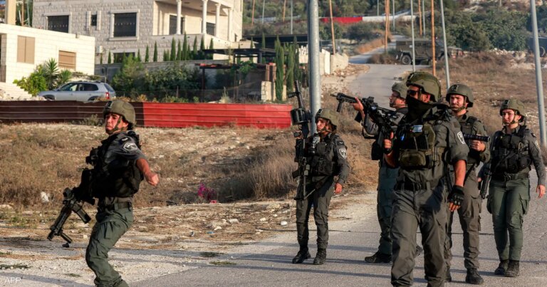 الجيش الإسرائيلي يقتل فلسطينياً في الضفة الغربية ويحتجز جثمانه