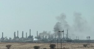 الحوثيون يعلنون استهداف منشآت أرامكو في الرياض بالصواريخ