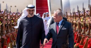 ولي عهد أبوظبي يصل إلى العقبة في زيارة عمل